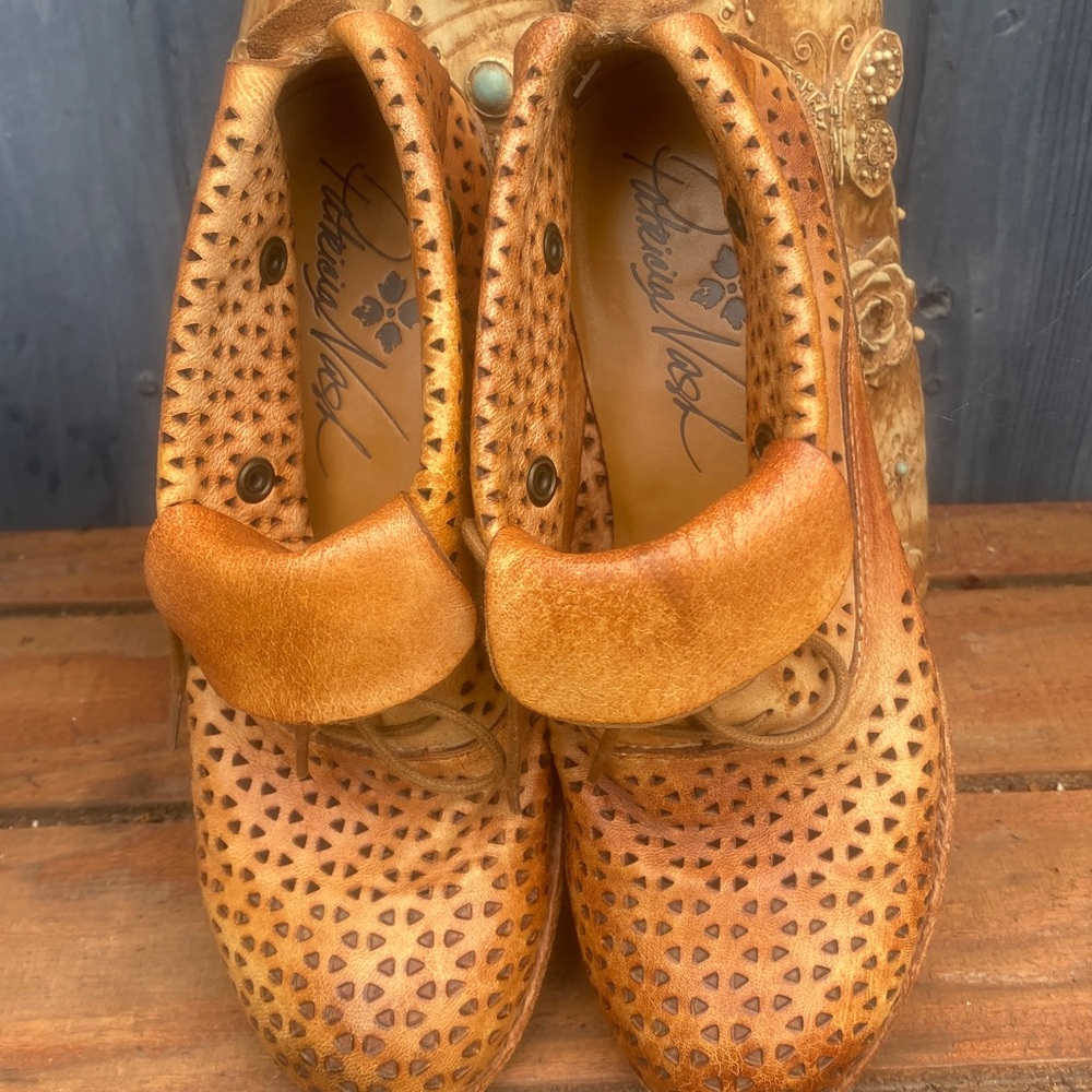 Patricia Nash Tan Perforated Leather Ankle Booties size (6)